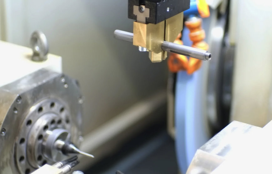 YASKAWA ROBOTER-PALETTIERSYSTEM AUTOMATISIERT SCHLEIFMASCHINE BEI SCHERZINGER PUMPEN IN FURTWANGEN